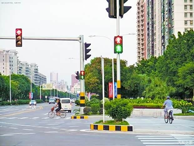 没注意闯红灯不是国际信号车闯过一半 我右转