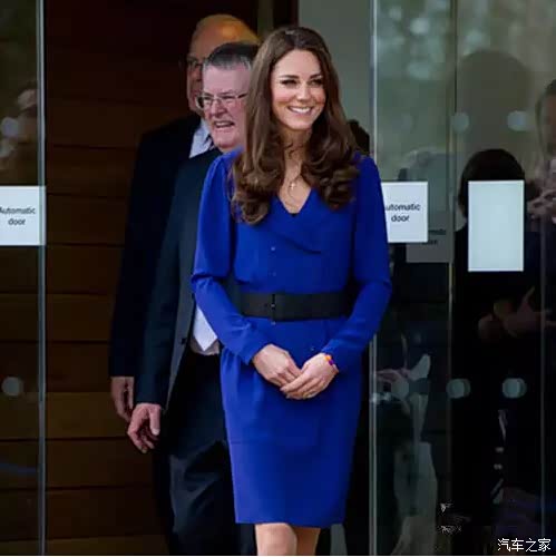 【由彭妈妈和英国王室都钟爱皇家蓝引发的思