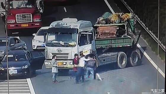 【大货司机也被打 高速路开倒车被扣12分 逼停