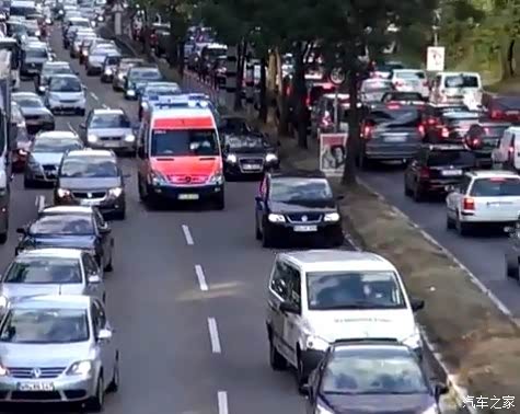 【看看国外是如何管理应急车道的_汽车新闻】