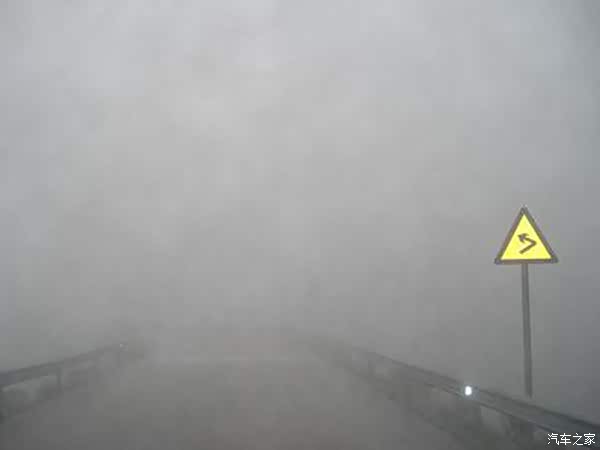 【大雾引发事故多教您如何保持视线清晰_上汽
