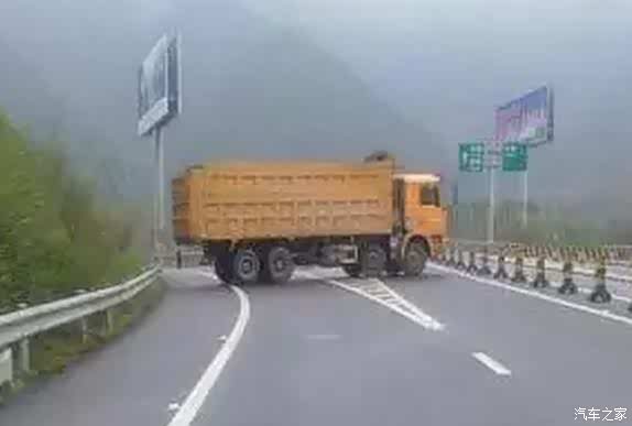 【高速路上5种直接扣12分的驾驶行为_天瑞专