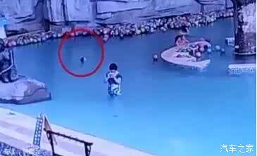 【4岁儿子泳池溺亡挣扎3分钟母亲玩手机都没