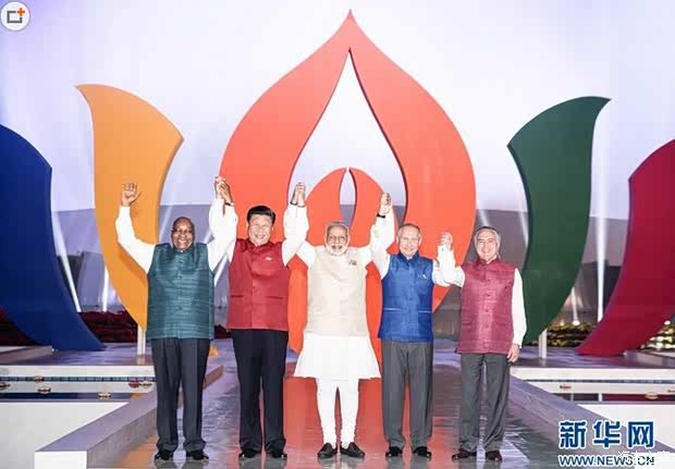 【习 近平身着印式立领亮相金砖国 家领导人