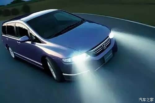 【卤素灯 氙气灯 LED大灯到底谁最实用_汽车