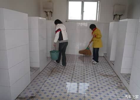 【图】威佳大众 教育资讯:高校安排学生扫厕