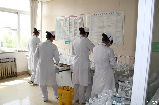 严肃的核实处方单 排列整齐的液体 准时与病魔激战 整洁的病房你匆匆