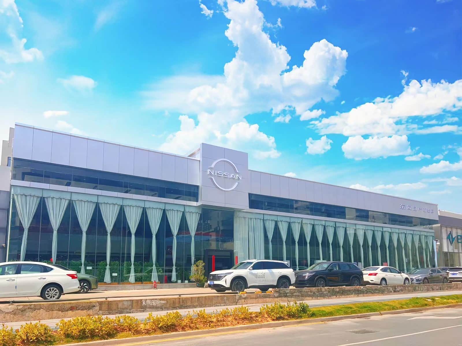 东风日产宝安华新店