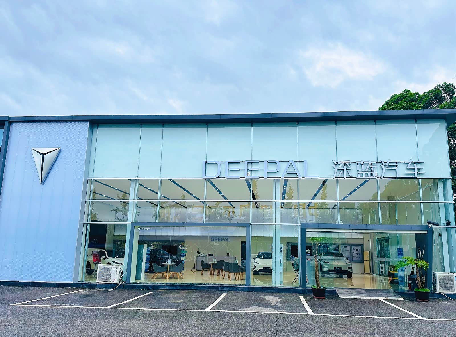 深蓝汽车成都大邑店