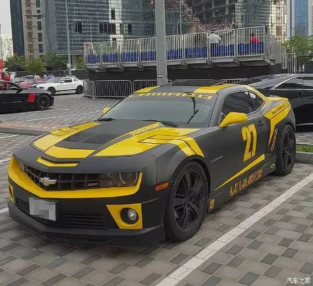 【快来看看迪拜人是怎么玩雪佛兰科迈罗_广州