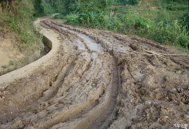 【汽车陷进泥沼里出不来了怎么办_永城宏发长安汽车维修保养】-汽车之家