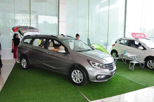 大空间多功能家轿 实拍五菱宝骏310w