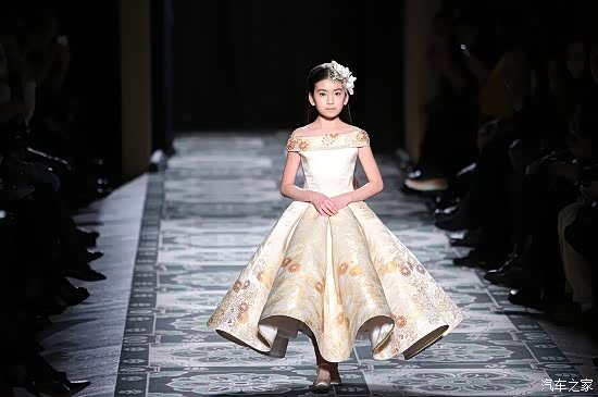 最新时装周走秀款 620x0_1_q87_autohomedealer__wKgH3Fd8tAOABNXUAAJcmIy87mw633.jpg