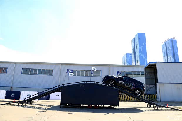 【独到倾城 揽胜极光体验会闪耀大连_尊荣亿方