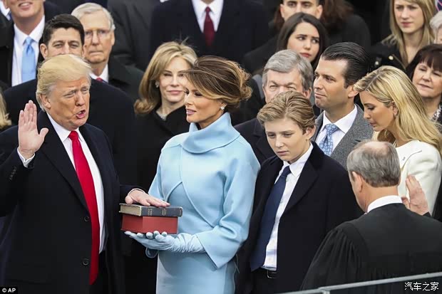 【特朗普宣誓就任美国第45任总统 手按圣经_铜