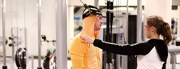 马泰奥&middot;凯洛利在训练颈部肌肉,这一部位在赛车中将承受巨大的