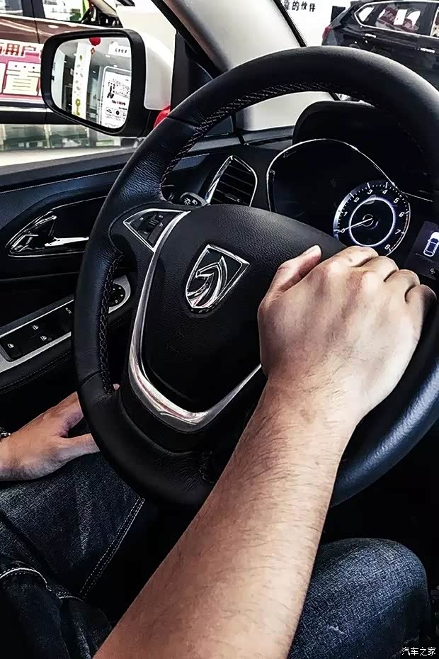 从开车姿势 看出你是怎样的司机!