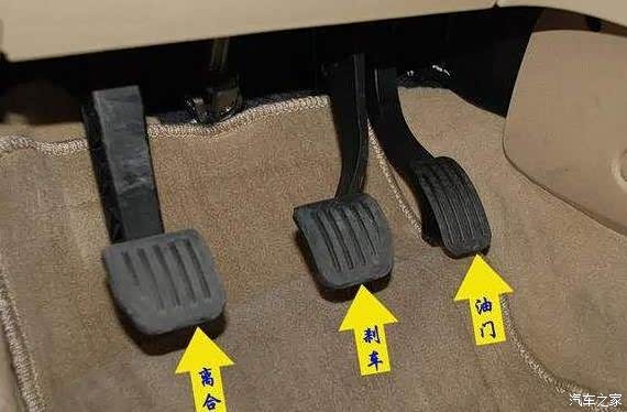 高速急刹先踩离合还是刹车