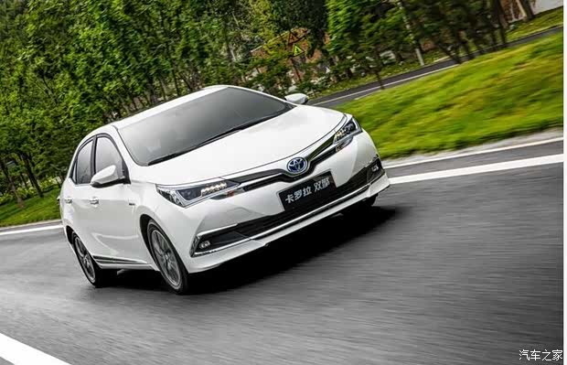 在外观设计方面,卡罗拉双擎与普通版车型一样都采用了丰田家族最新