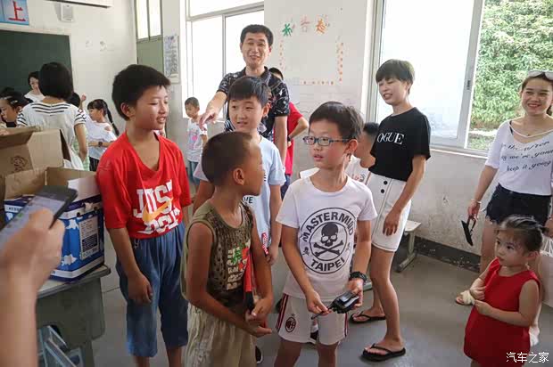 【运通梦想书屋 跟我走 带着孩子去山区 捐赠爱