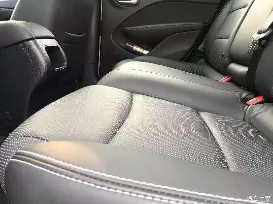 驾驶空间足够,沙发是比较软的那种,包裹性很强,感受良好