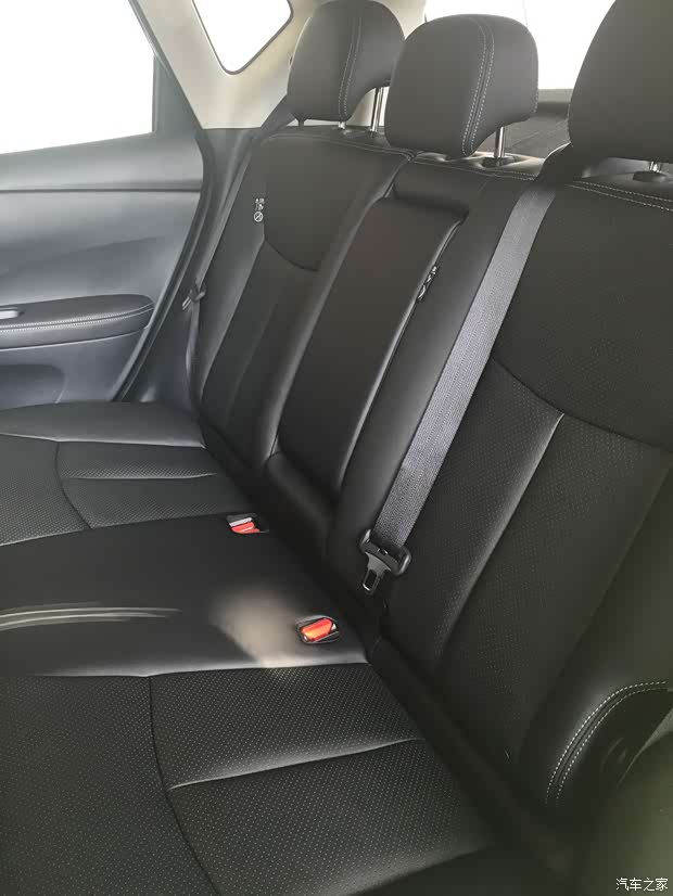 后排带两组isofix儿童座椅接口和中间座椅可升降头枕.