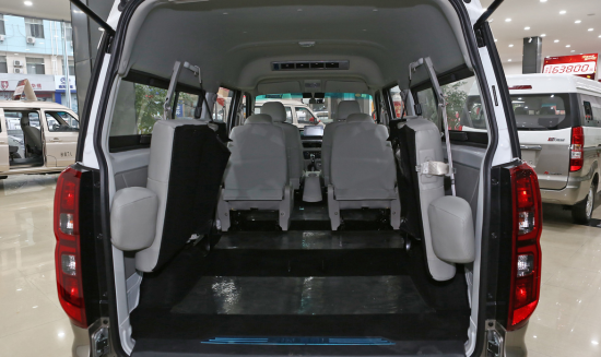 从承载空间来看,新海狮s在内部共设有3排7个座椅,可提供多达15种组合