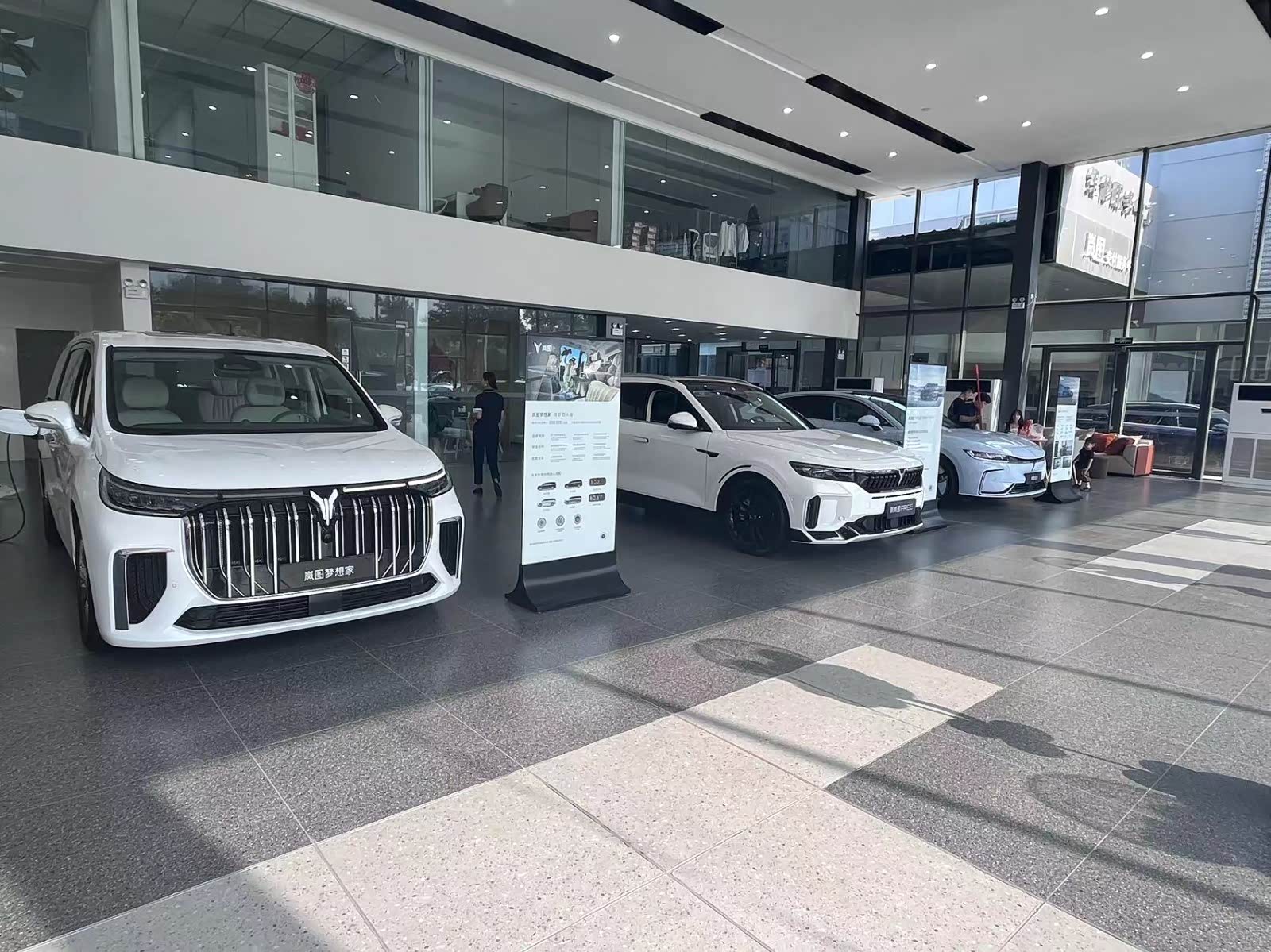 新车展示区