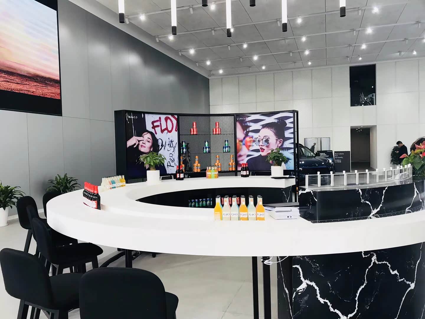 新车展示区