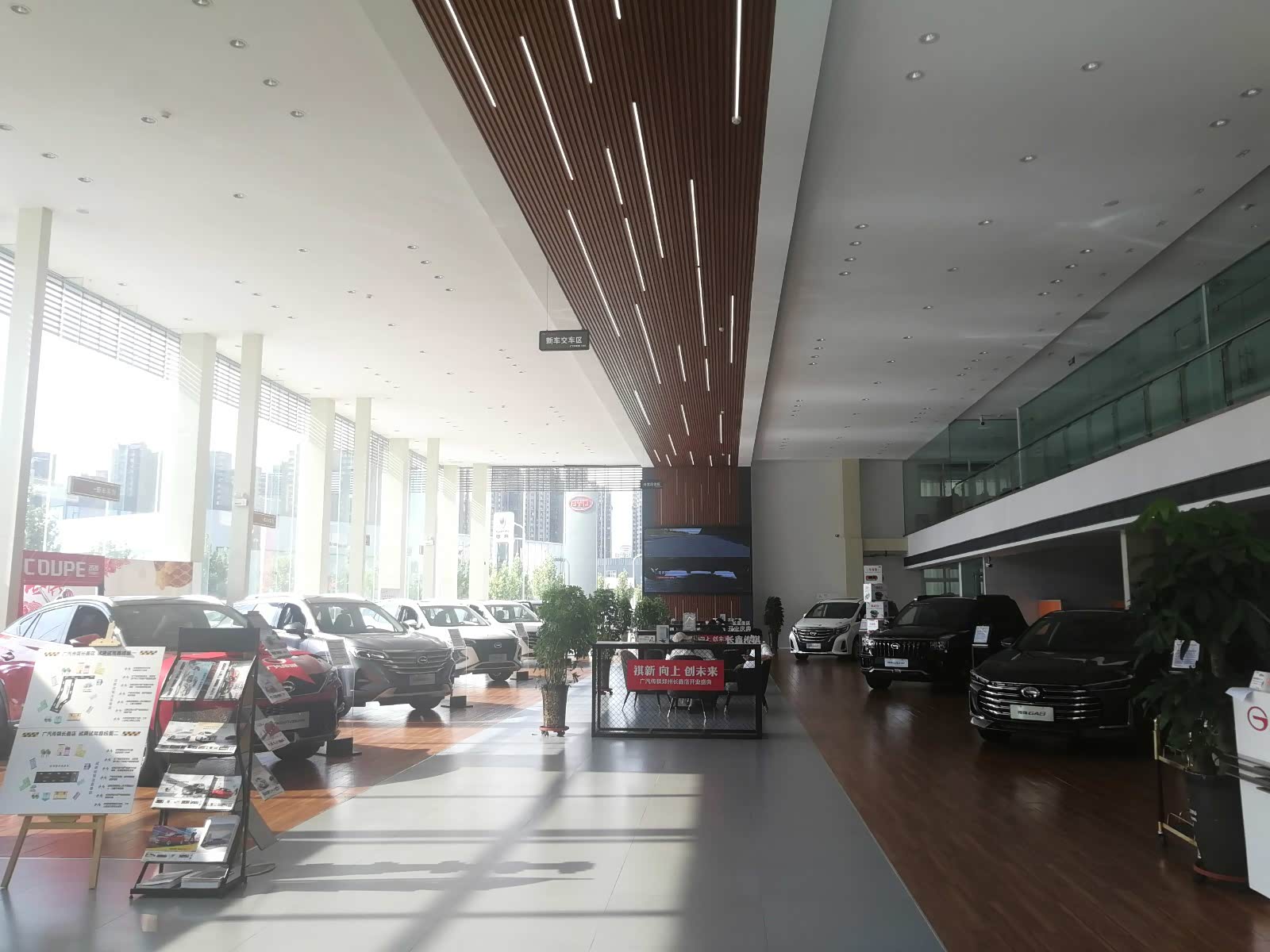 新车展示区