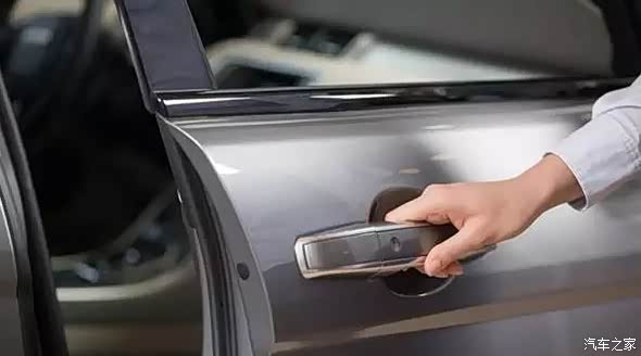 关门方式是下门后将车门推送到离车身b柱10-15公分的地方然后再稍用力