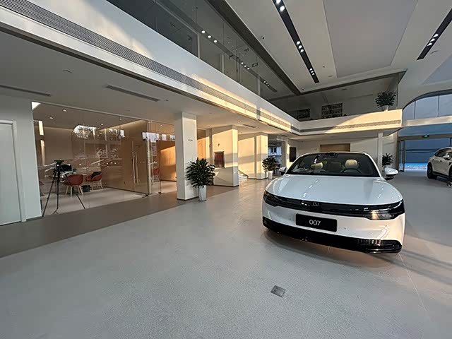 新车展示区