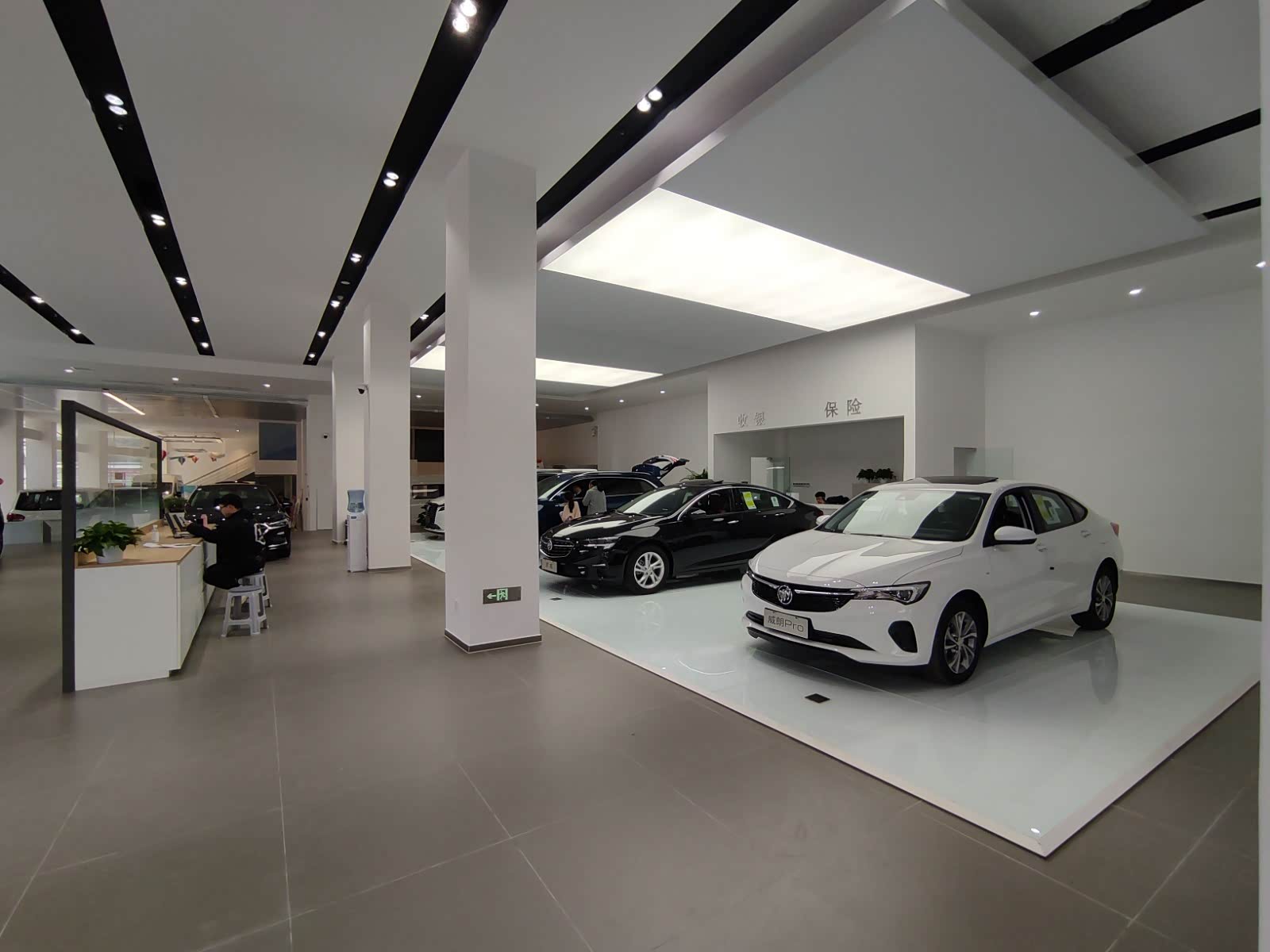 新车展示区