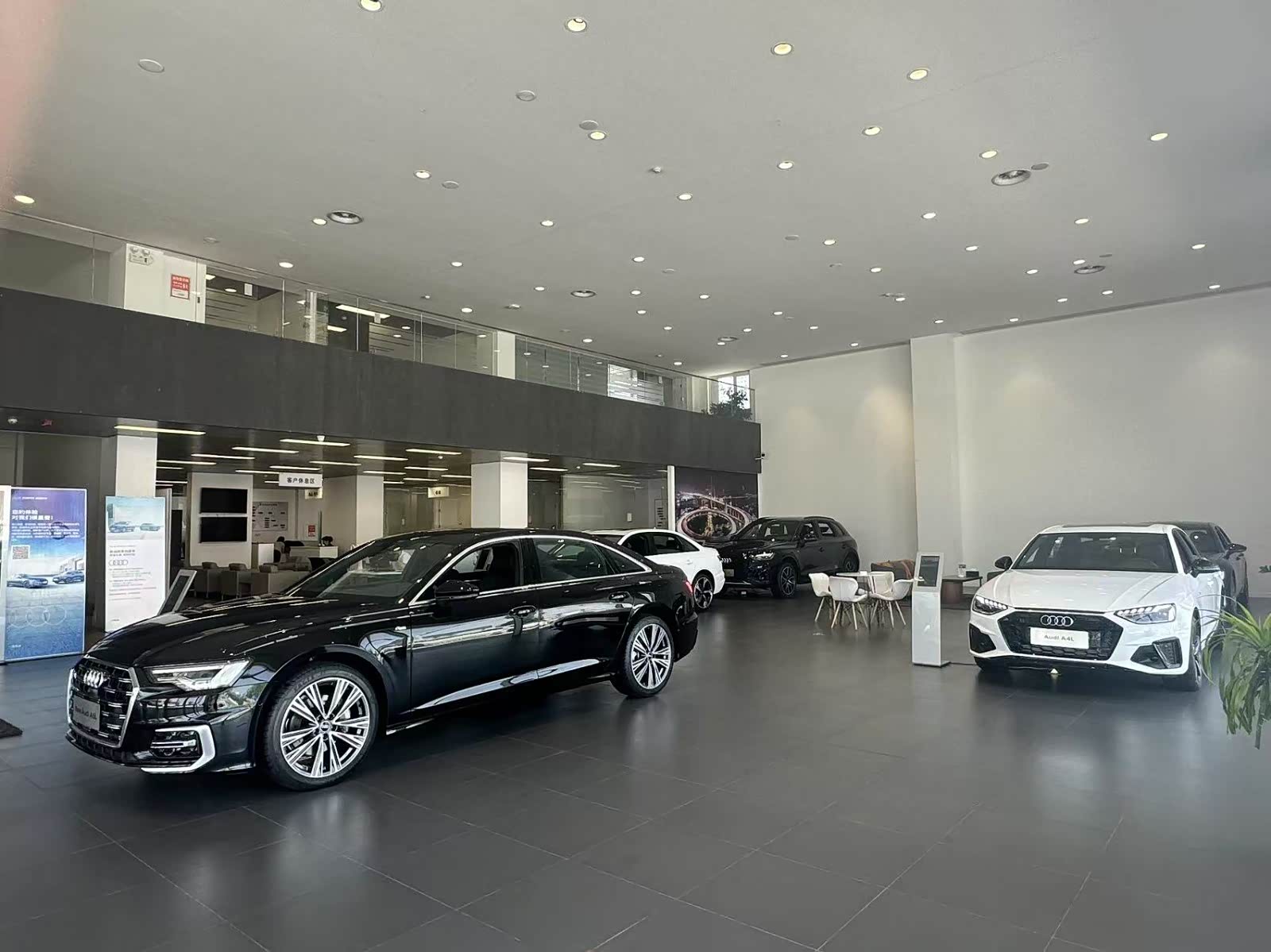 新车展示区