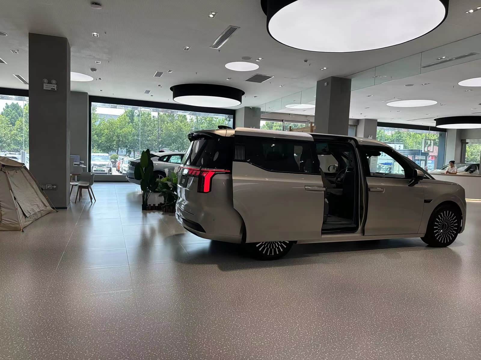 新车展示区