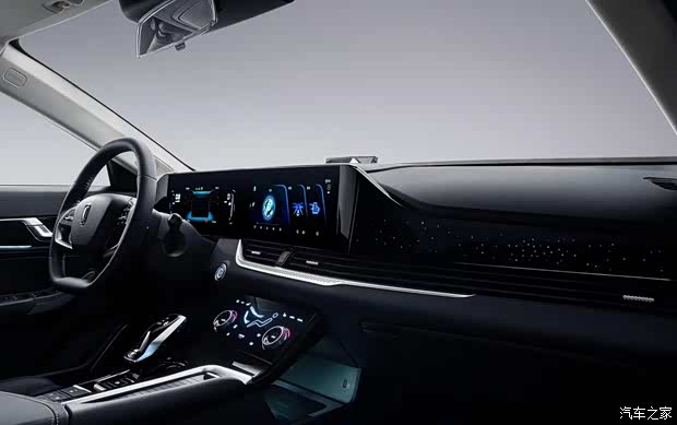 在座椅方面,奔腾b70采用的黑色设计,并且是采用仿皮材质包裹,缝线的