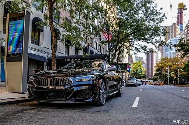 偶遇最帅黑色全新BMW8系 让人疯狂街拍