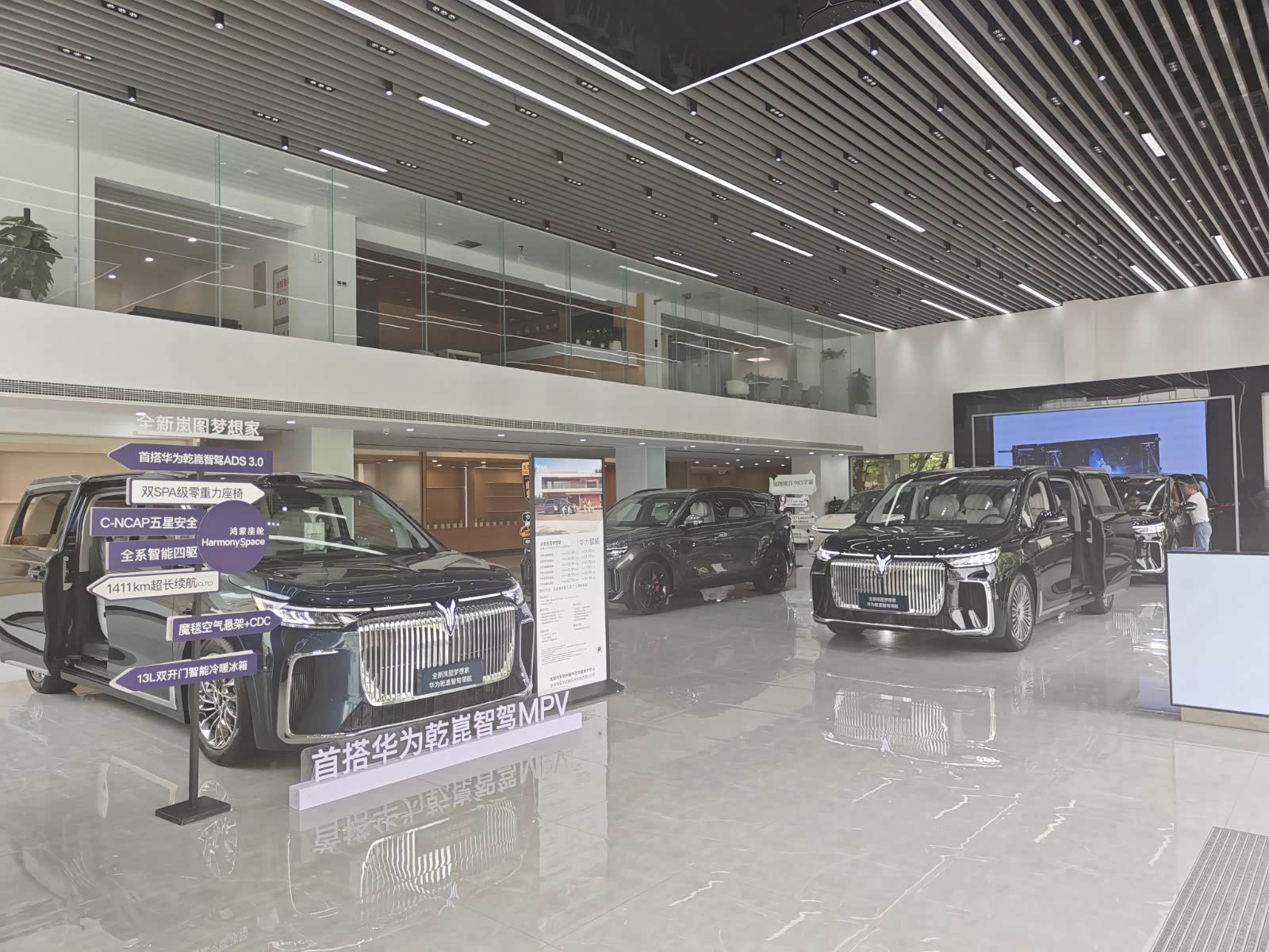 新车展示区
