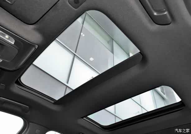 该车标配分段式电动天窗,分段式天窗虽然不是一整块玻璃,但很大很通透