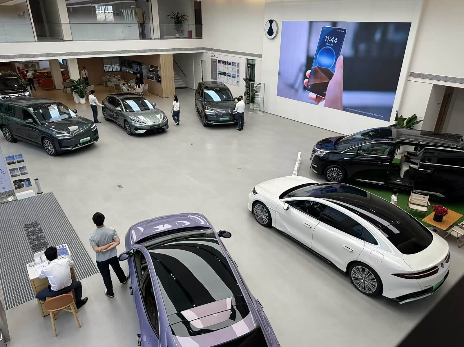 新车展示区