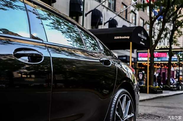 偶遇最帅黑色全新BMW8系 让人疯狂街拍