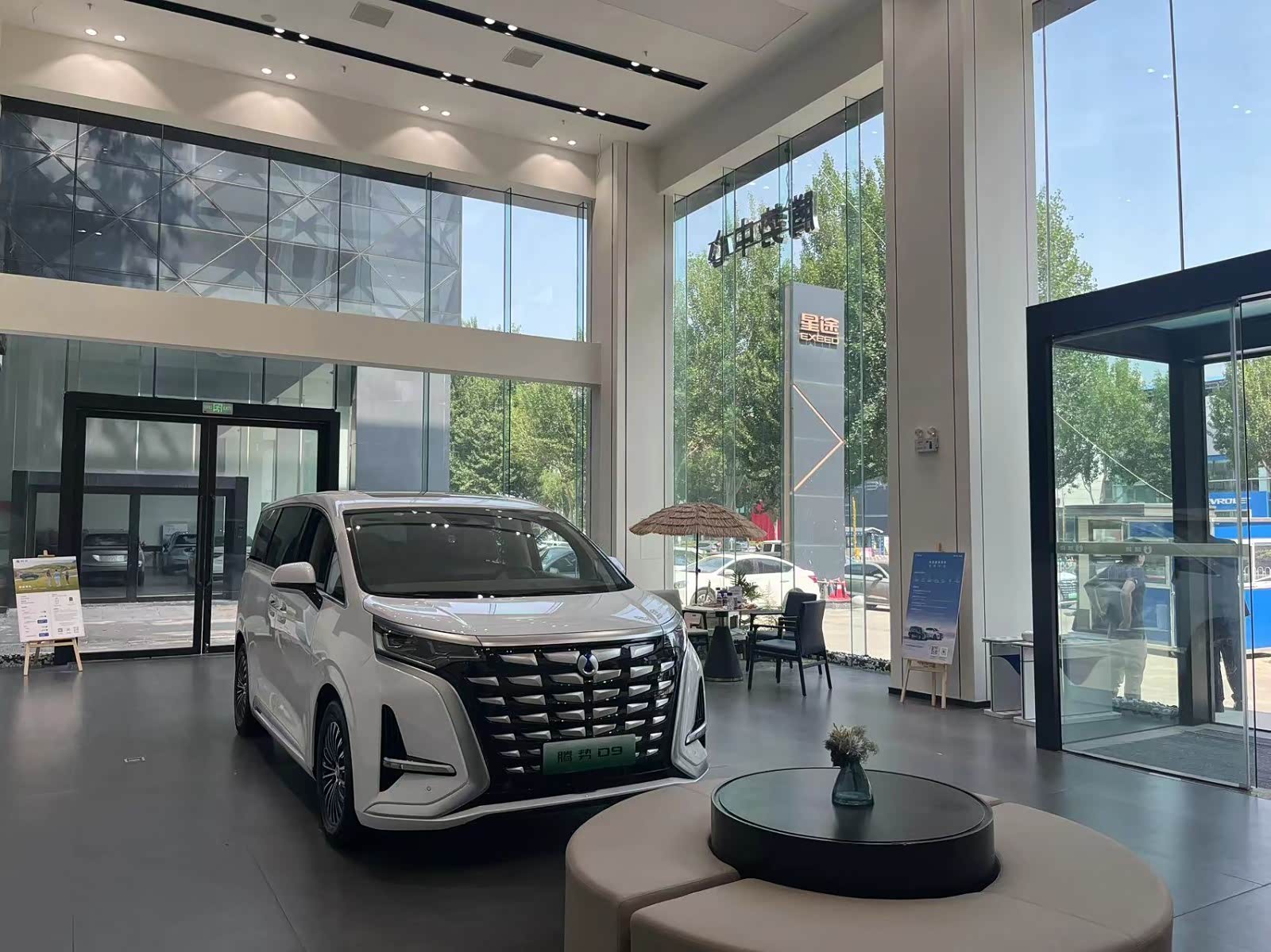 新车展示区