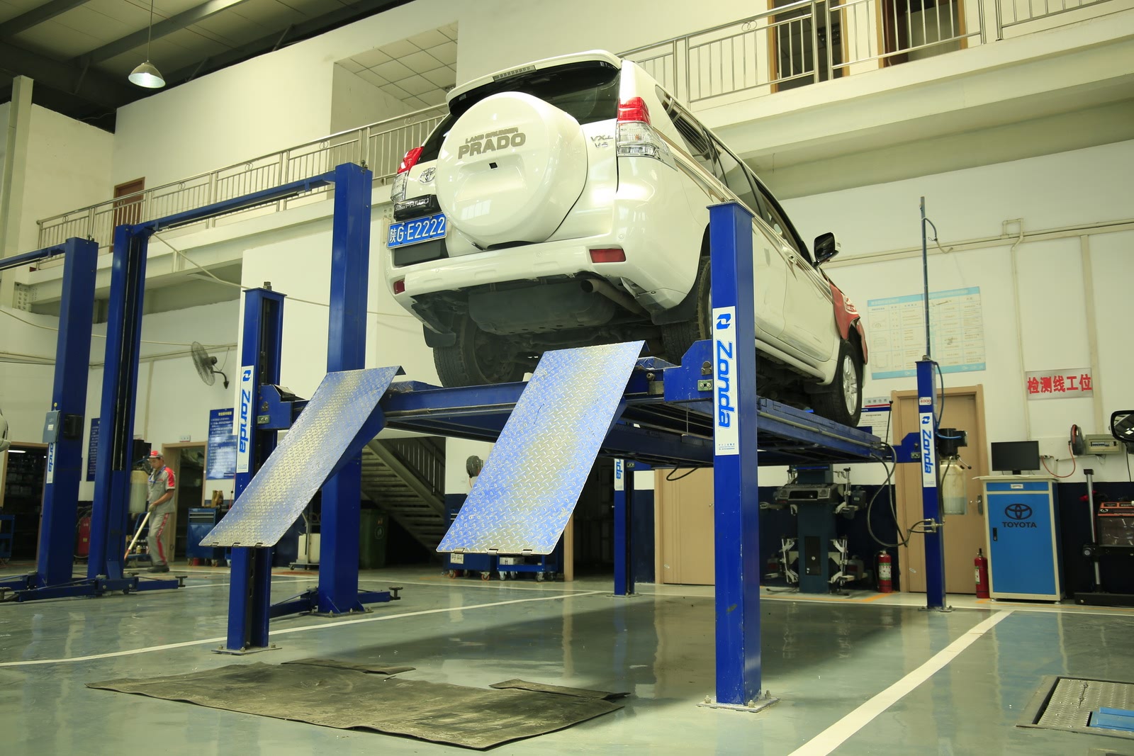 安康华通丰田4s店 维修间