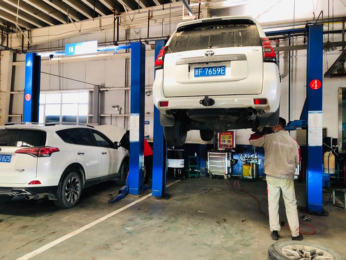 伊犁东驰丰田4s店 维修间