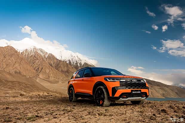 内饰的选材与工艺考究,取色于喀拉库勒湖的流沙米搭配墨玉黑的撞色