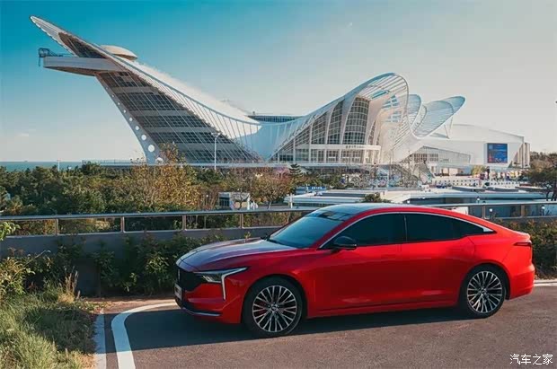 奔腾b70作为第三代车型,相比前两代车型,在外观上有了很大的改变,采用