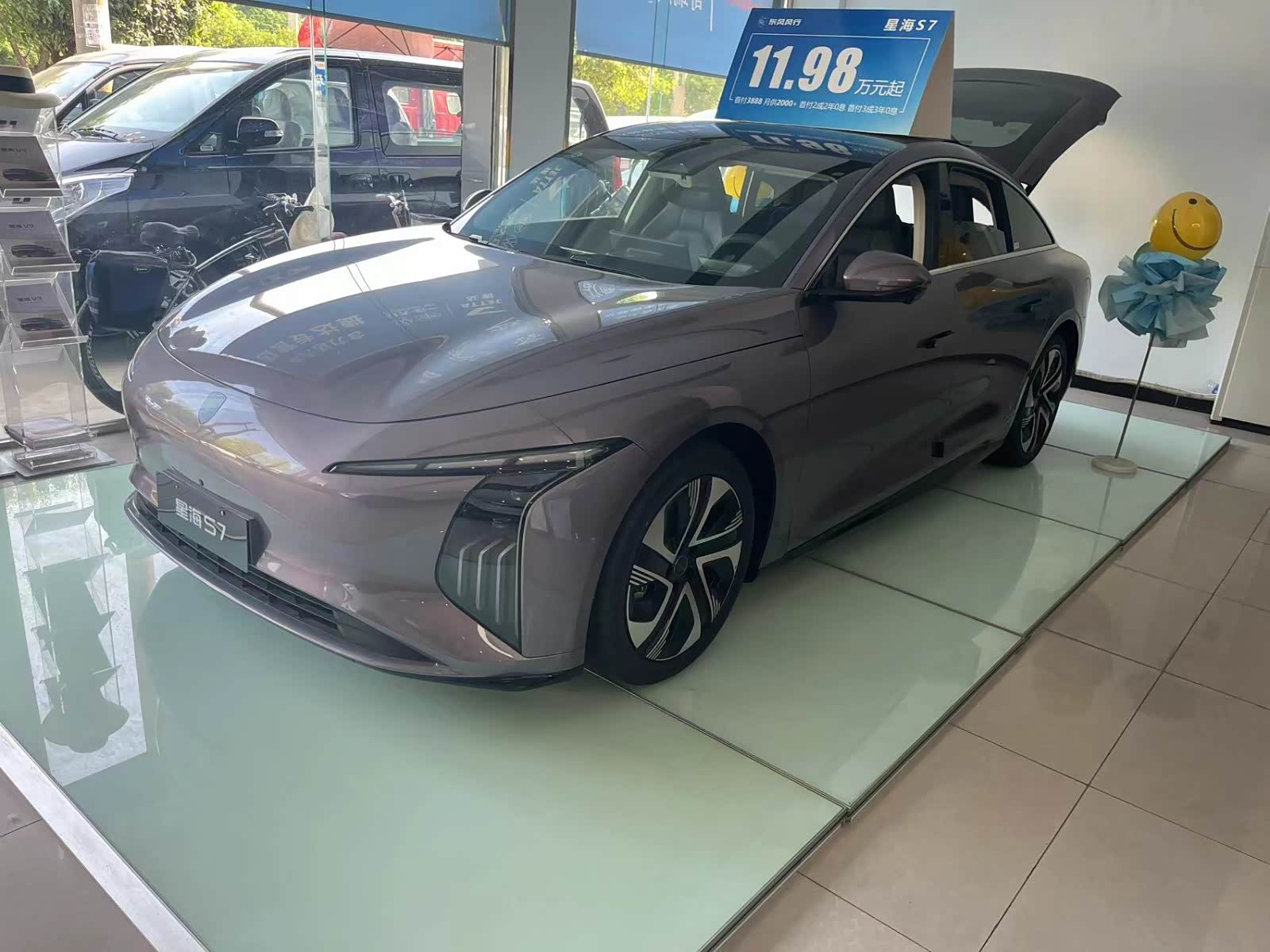 新车展示区