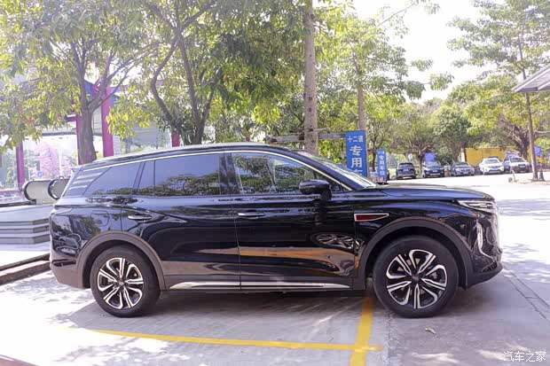 全新红旗hs7试驾开起来豪华又舒适