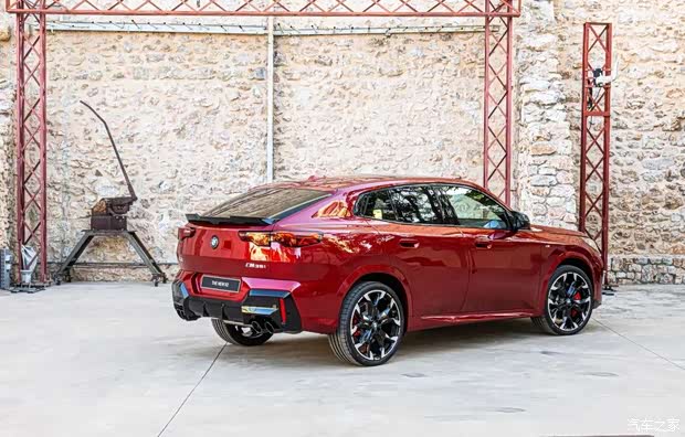 实拍全新宝马x2m35i火红色金属漆太抢眼