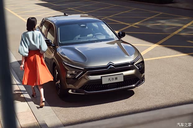 传动方面,与发动机匹配的是爱信8速手自一体变速箱.新款东风雪铁龙